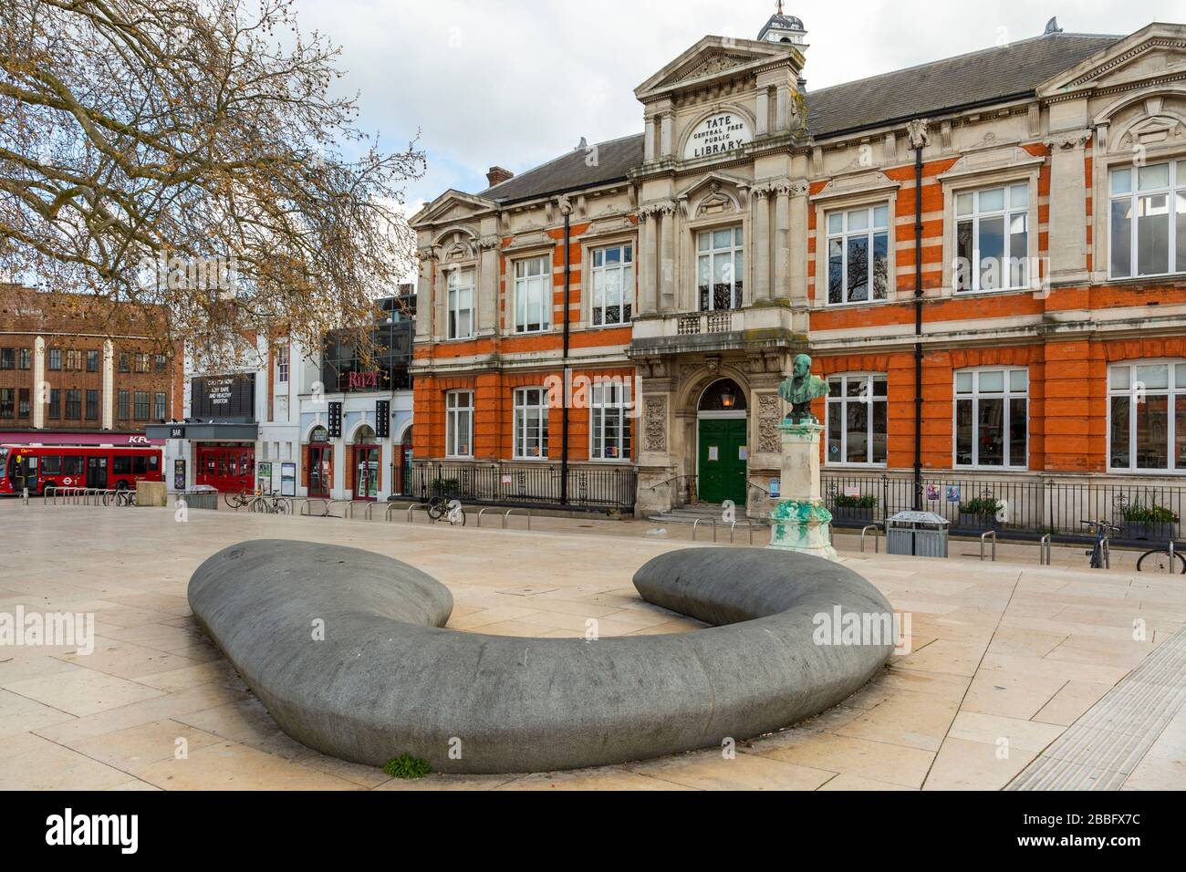 La Windrush Square, généralement animée à Brixton, est désertée pendant le maintien de Londres en raison de la propagation de Covid-19. Prise le 31 mars 2020 Banque D'Images