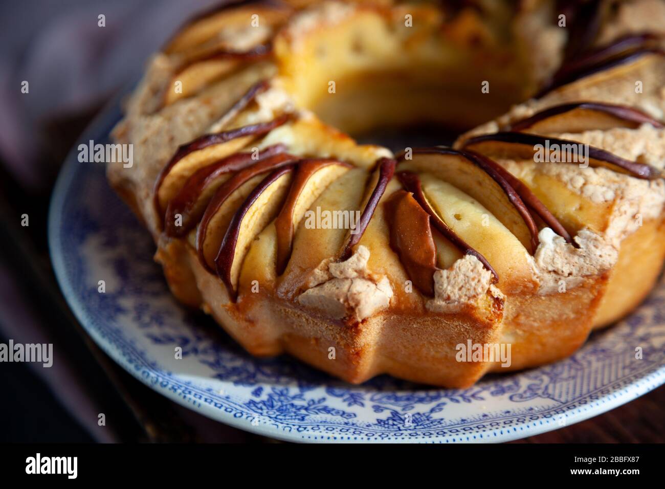 Tarte aux pommes ronde. Pâtisseries maison. Cupcake avec pommes sur une table en bois. Nourriture simple. Banque D'Images