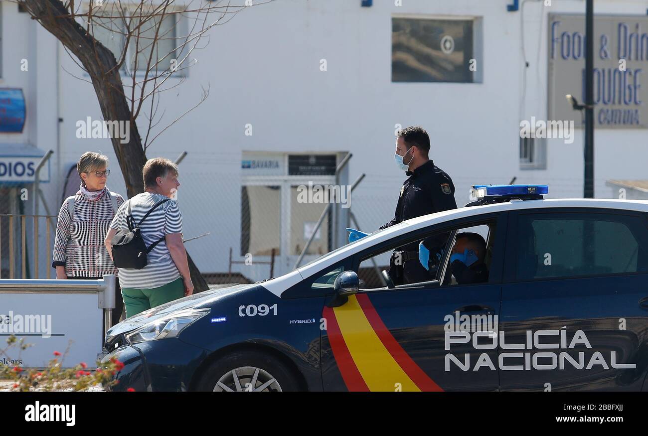 Palma de Majorque / Espagne - 15 mars 2019: La police espagnole s'arrête et avertit les citoyens de revenir à leur maison comme une quarantaine est prévue Banque D'Images