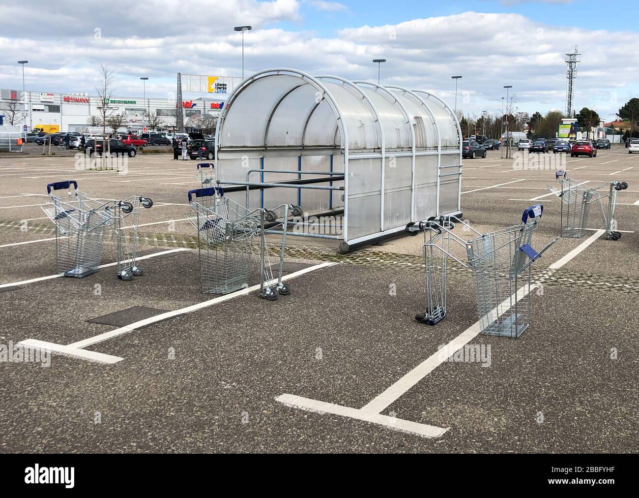 Leipzig, Allemagne. 31 mars 2020. Plusieurs chariots sont placés dans un parking de supermarché autour d'une maison de trolleybus. Ce qui semble être une installation d'art ou le travail d'un joker sont simplement des préparations pour nettoyer les maisons. De cette façon, l'équipe de nettoyage voulait sécuriser le lieu de travail. Crédit: Jan Woitas/dpa-Zentralbild/dpa/Alay Live News Banque D'Images