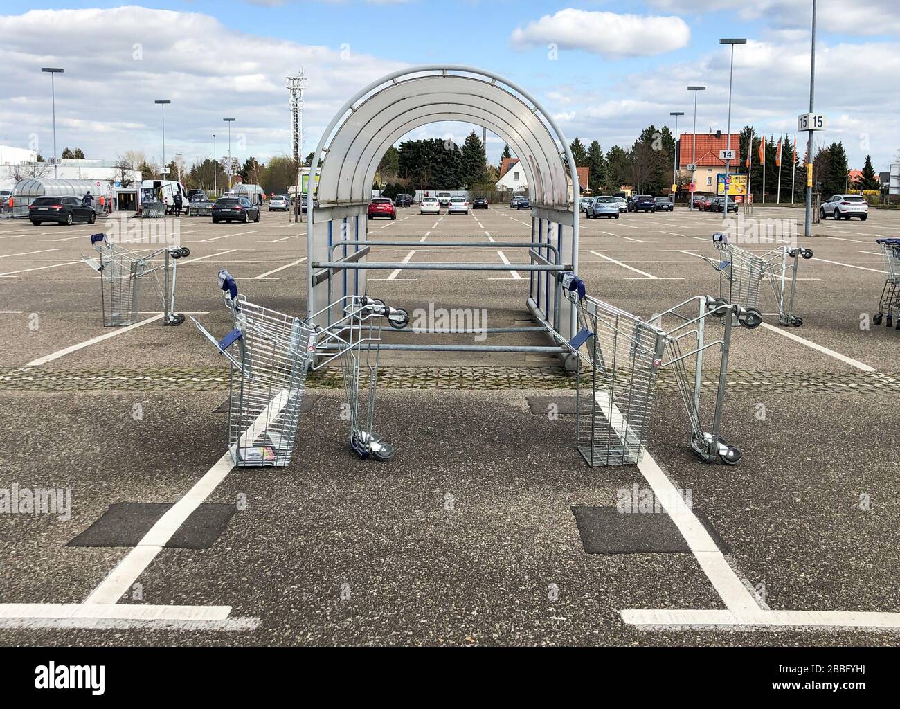 Leipzig, Allemagne. 31 mars 2020. Plusieurs chariots sont placés dans un parking de supermarché autour d'une maison de trolleybus. Ce qui semble être une installation d'art ou le travail d'un joker sont simplement des préparations pour nettoyer les maisons. De cette façon, l'équipe de nettoyage voulait sécuriser le lieu de travail. Crédit: Jan Woitas/dpa-Zentralbild/dpa/Alay Live News Banque D'Images