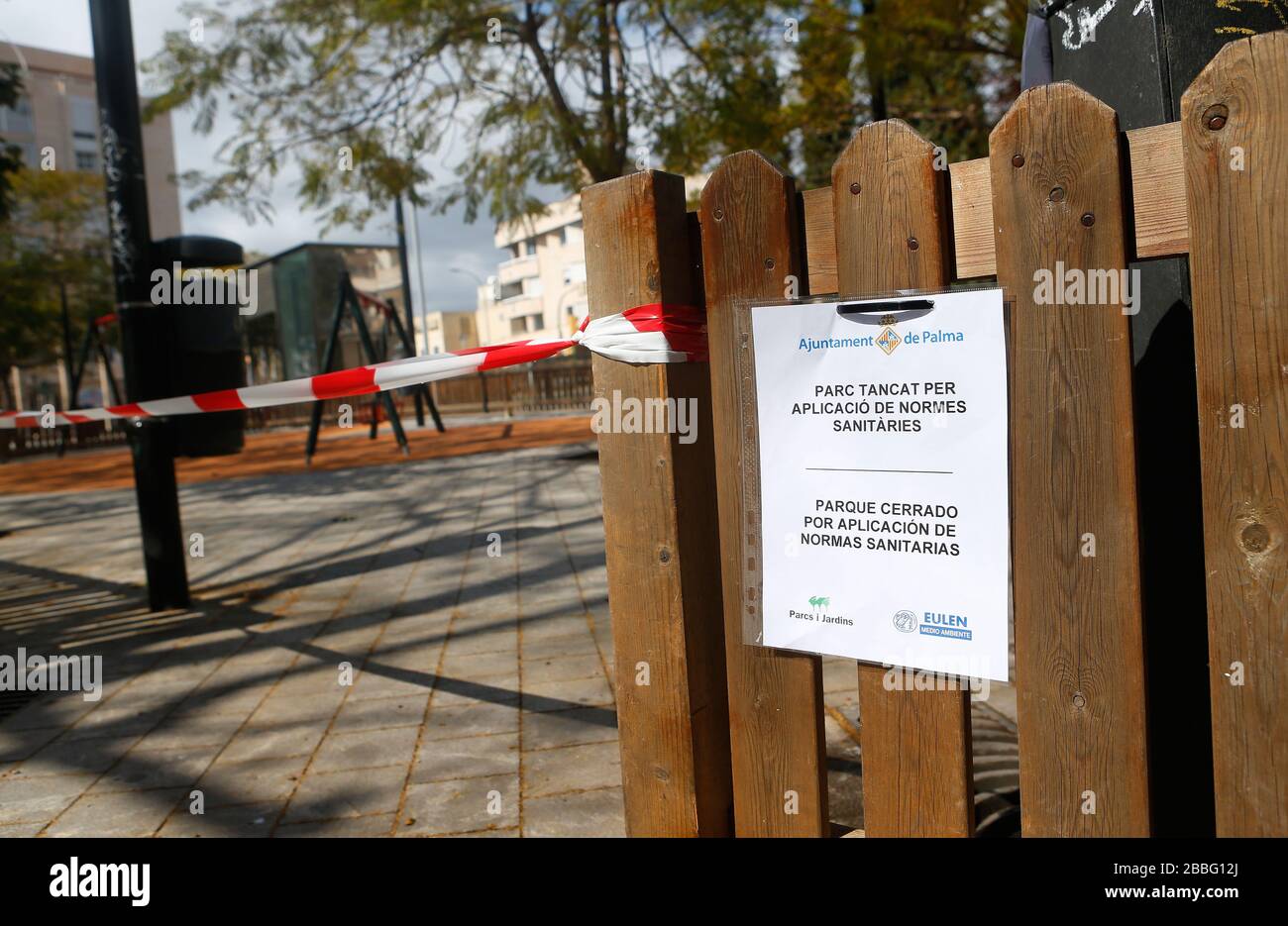 Les parcs pour enfants sont fermés comme une quarantaine est mise après l'épidémie du coronavirus (COVID-19) dans l'île touristique des Baléares de Majorque Banque D'Images