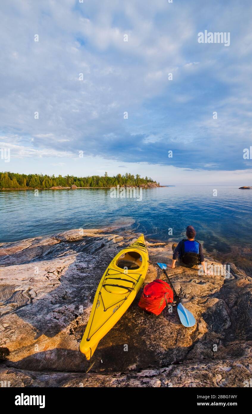 Kayakiste reposant le long du littoral, parc provincial du lac supérieur, Ontario, Canada Banque D'Images