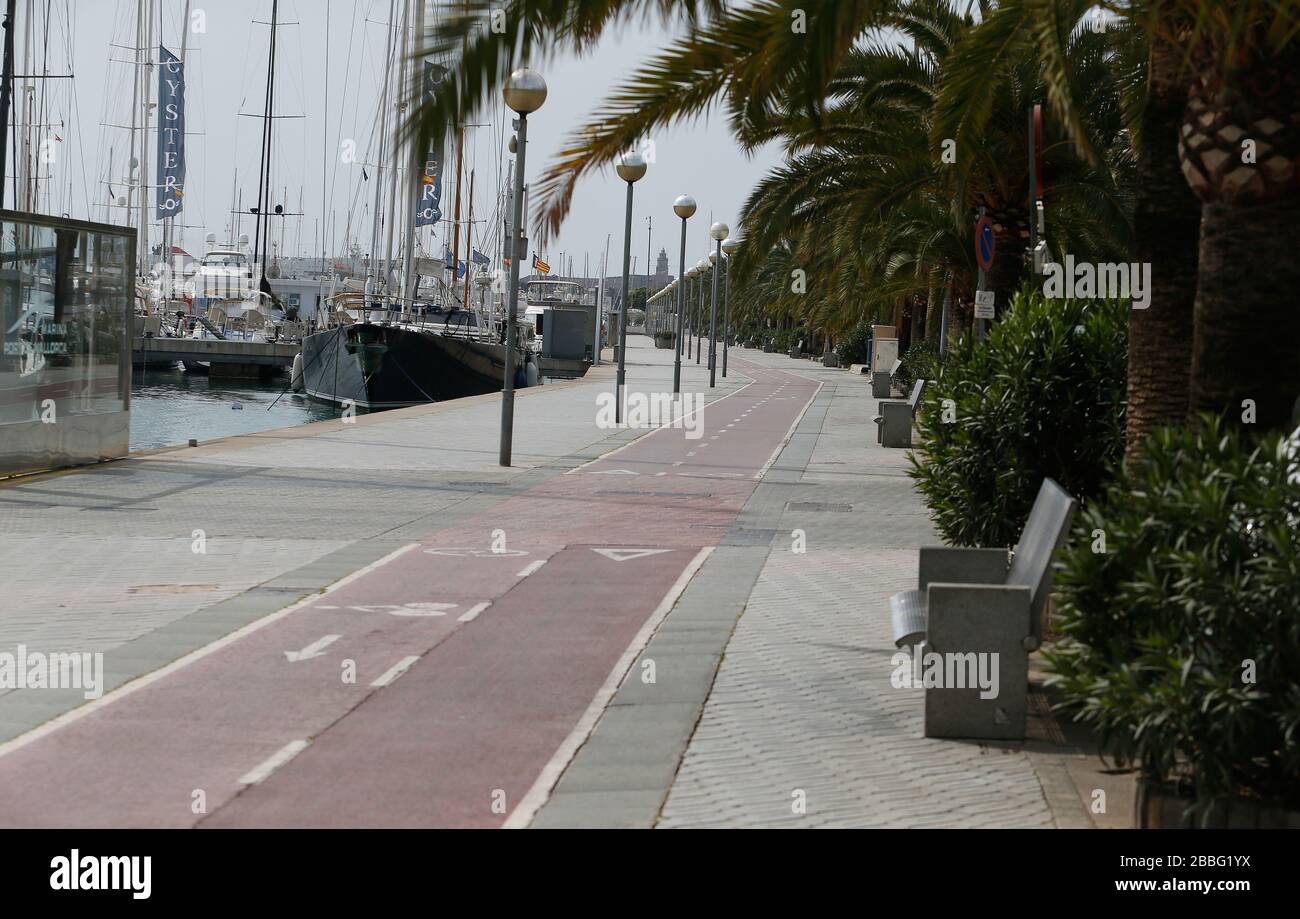 Des rues vides comme quarantaine est mis après l'épidémie de coronavirus dans l'île touristique des Baléares de Majorque Banque D'Images