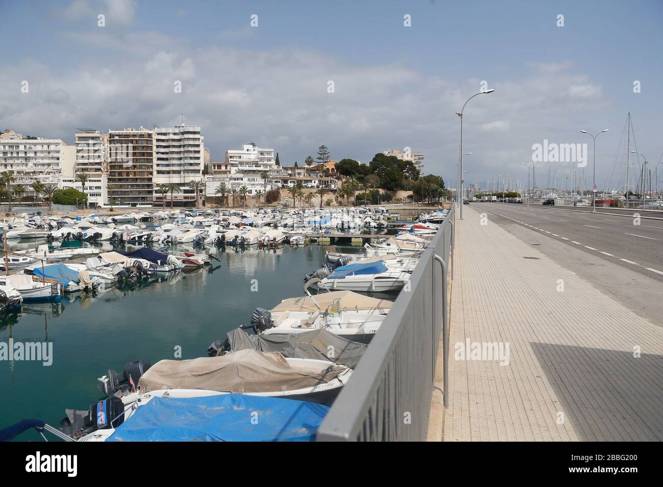 Des rues vides comme quarantaine est mis après l'épidémie de coronavirus dans l'île touristique des Baléares de Majorque Banque D'Images