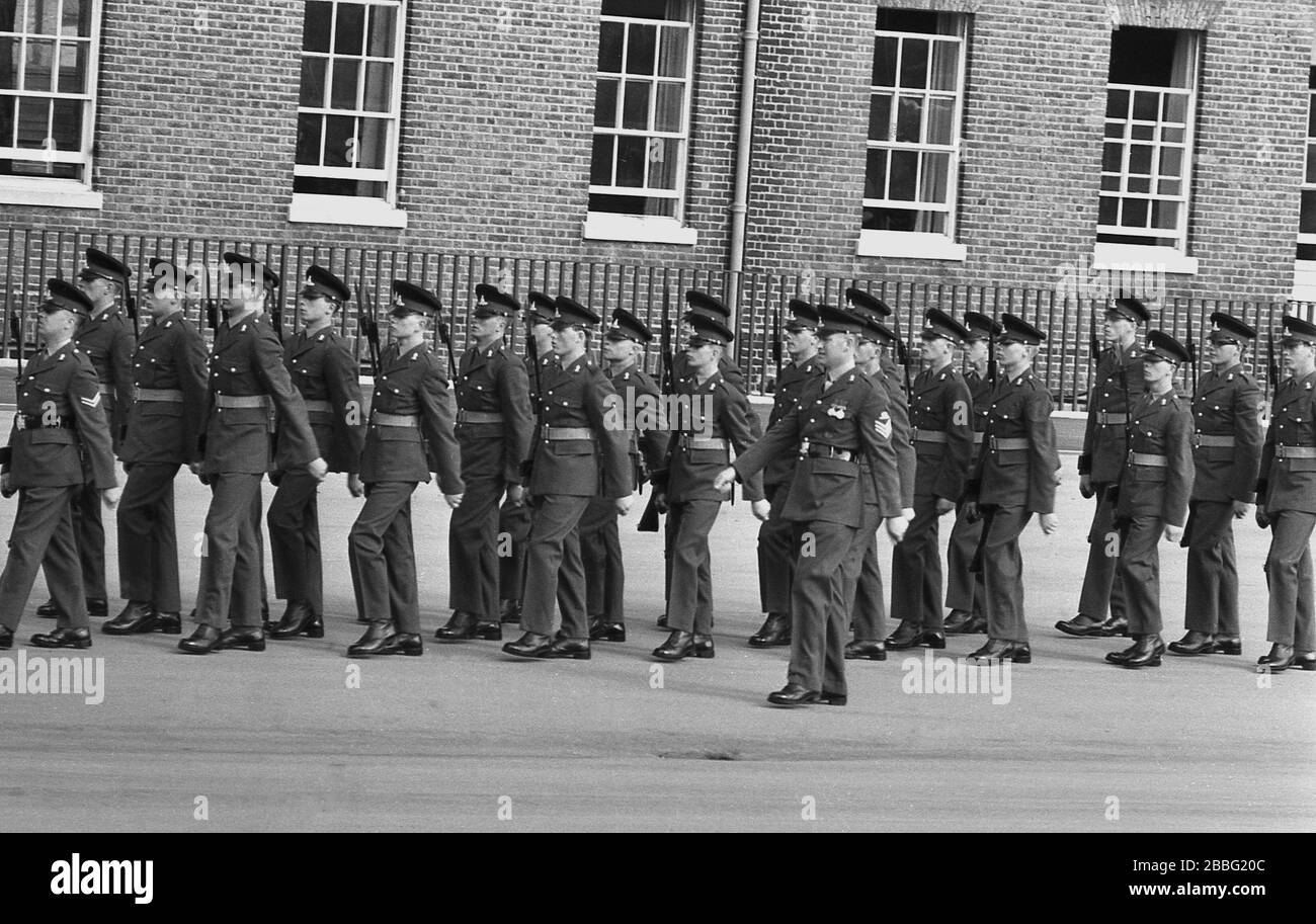 1968, un groupe de solidificateurs britanniques en uniforme debout à l'extérieur sur le terrain de parade lors d'une parade militaire à la Royal Artillery Barracks, Woolwich, South London, Angleterre, Royaume-Uni. Construite entre 1776 et 1802, la caserne possède le plus grand terrain de parade de Grande-Bretagne. Banque D'Images