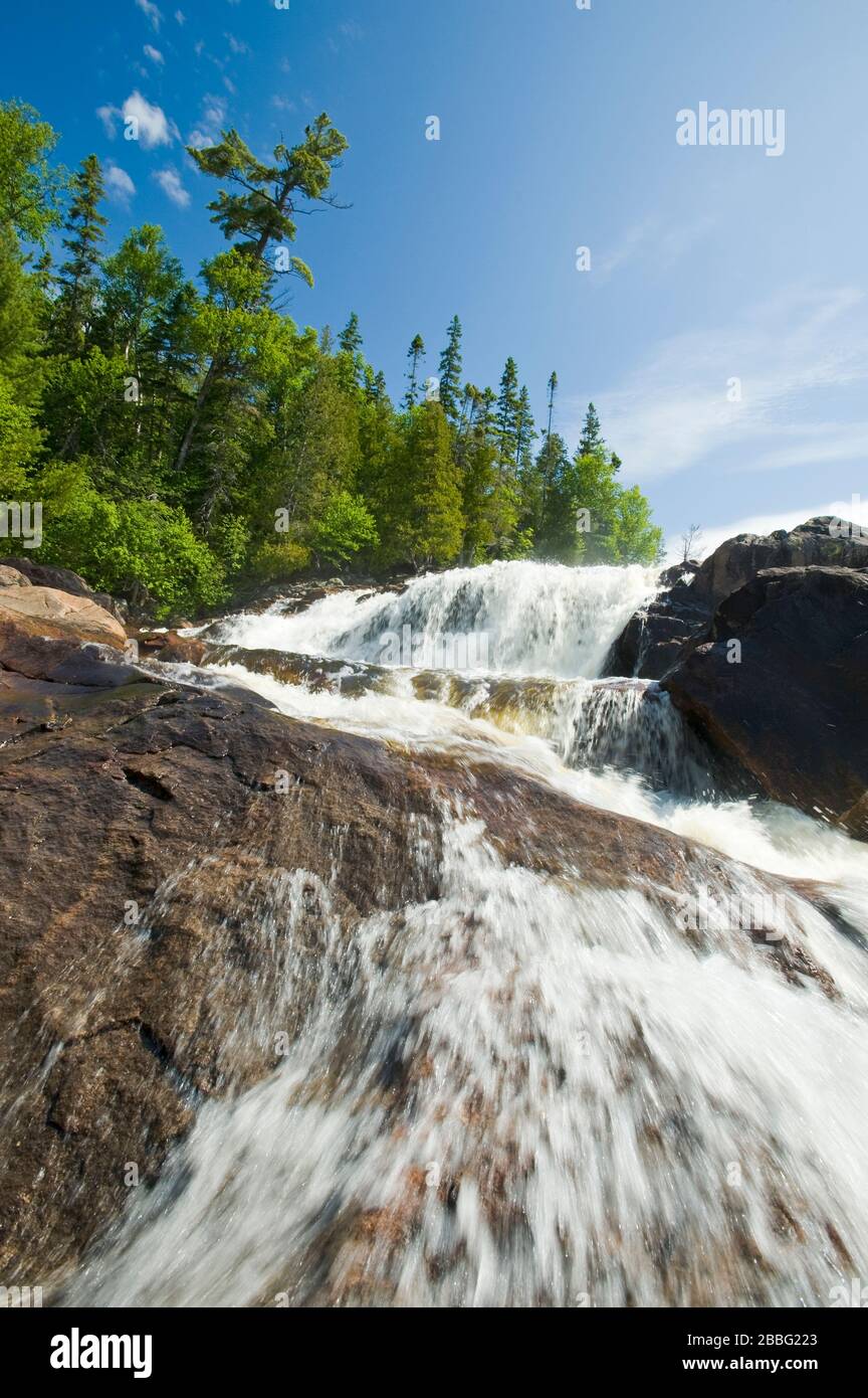 Chutes d'eau, rivière Sand, parc provincial du lac supérieur, Ontario, Canada Banque D'Images