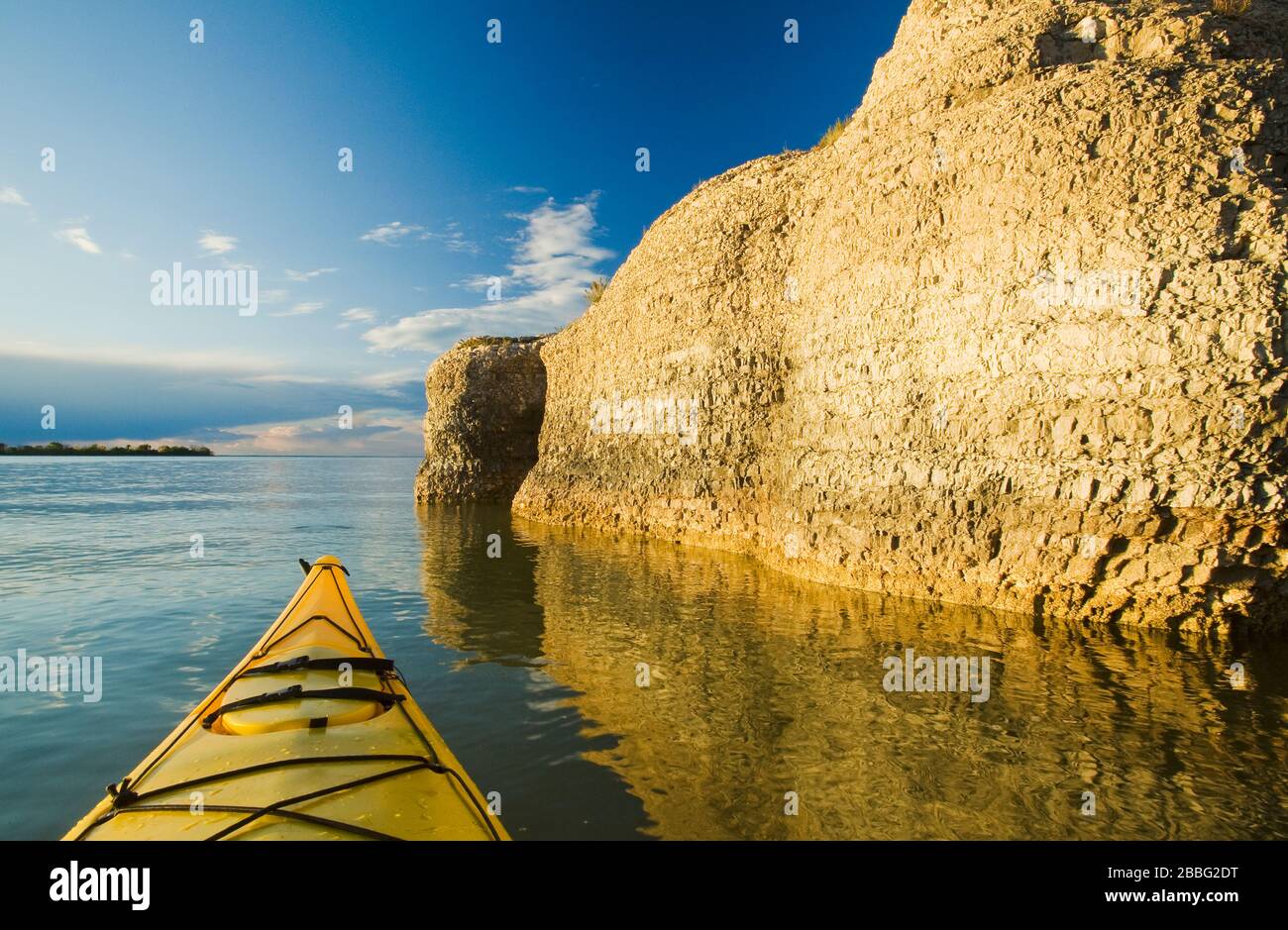 Kayak le long des falaises de calcaire, Steep Rock, lac Manitoba, Manitoba, Canada Banque D'Images