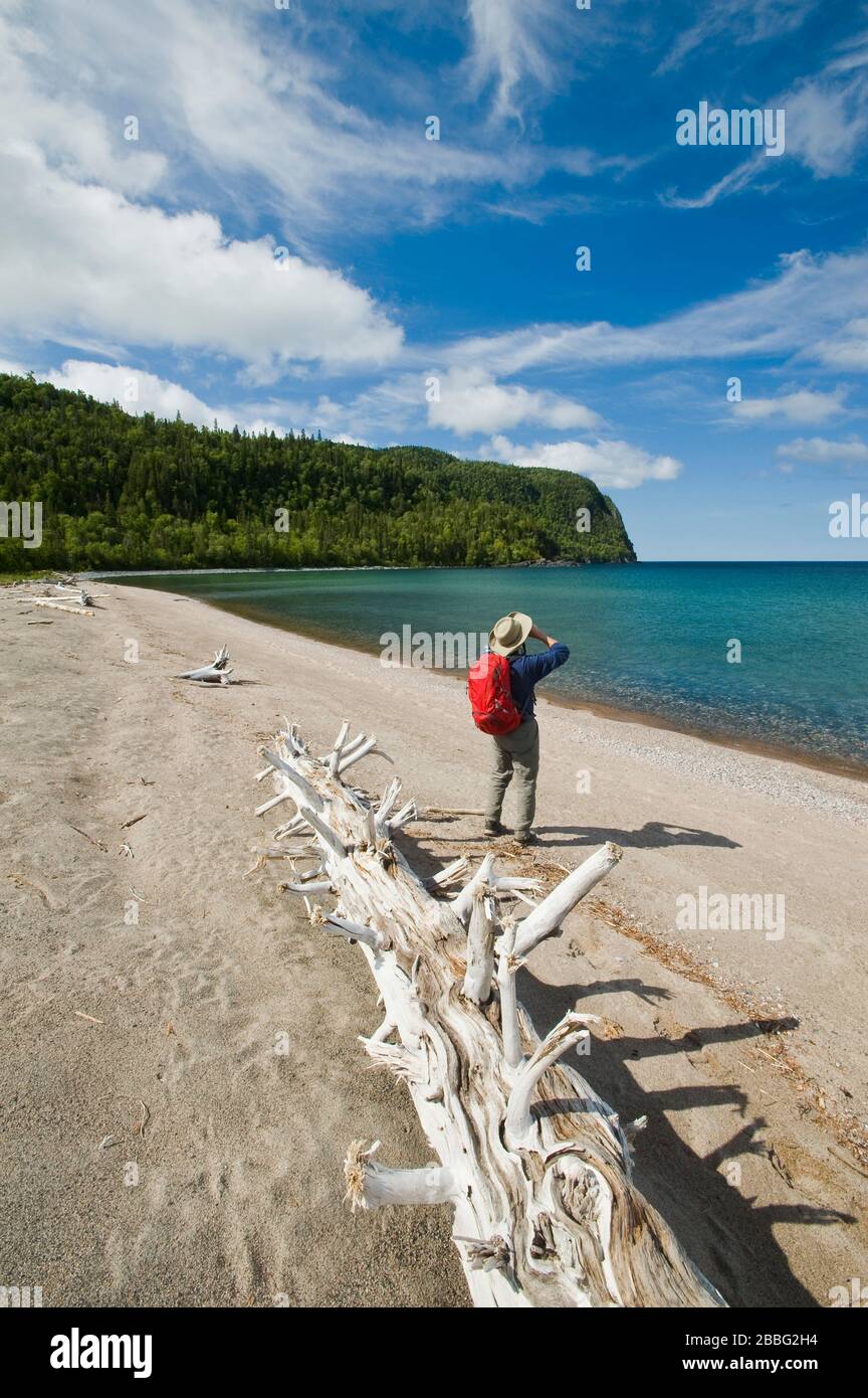 Randonneur le long de la plage à Old Woman Bay, parc provincial du lac supérieur, Ontario, Canada Banque D'Images