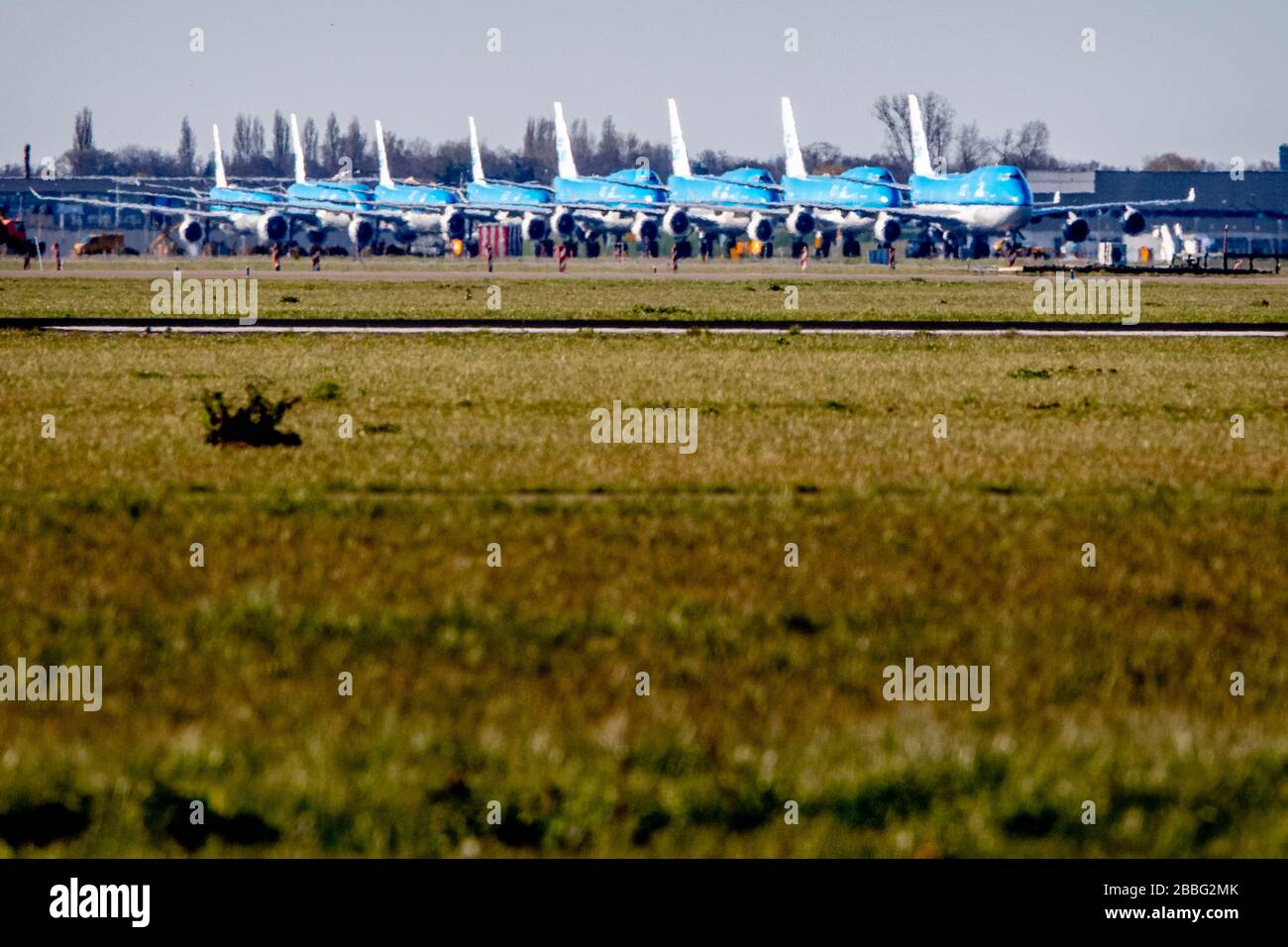 Les avions KLM garés à l'aéroport de Schiphol à Amsterdam en raison de l'annulation des vols au moment de l'éclosion de Coronavirus.alors que le salon Covid-19 continue de se propager et que les pays réagissent avec des interdictions et des avis de voyage, la demande mondiale de vols a chuté. Par conséquent, les compagnies aériennes ont été forcées de couper les routes avec certains avions en service à proximité d'avions vides. De nombreuses compagnies aériennes offrent désormais aux clients la possibilité de modifier ou d'annuler gratuitement leurs vols. Banque D'Images