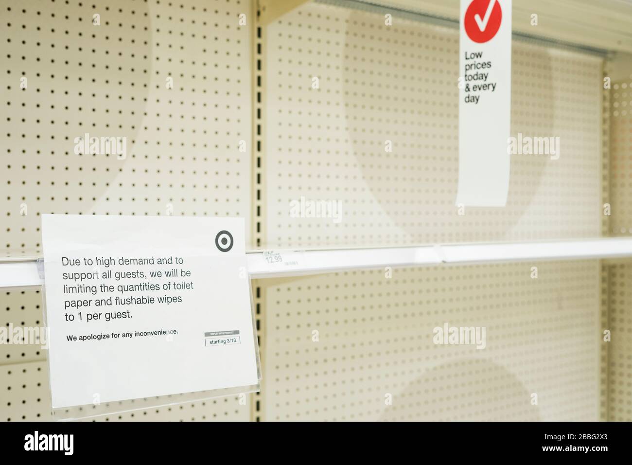 Indiana, États-Unis - 24 mars 2020: Avis sur les étagères vides dans le magasin cible limiter les quantités de papier toilette à 1 paquet par invité pendant le virus C Corona Banque D'Images