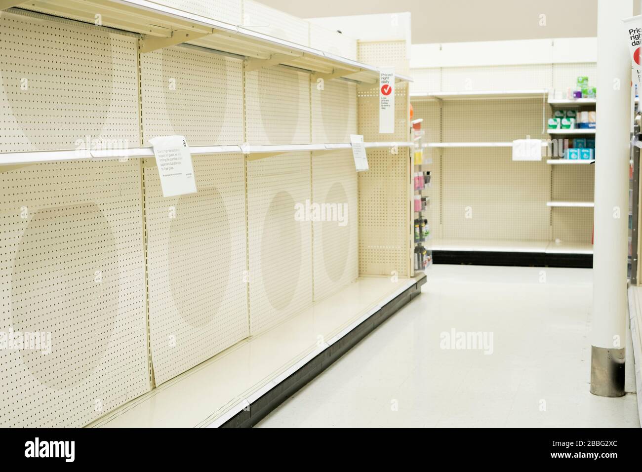 Indiana, États-Unis - 24 mars 2020: Avis sur les étagères vides dans le magasin cible limiter les quantités de papier toilette à 1 paquet par invité pendant le virus C Corona Banque D'Images
