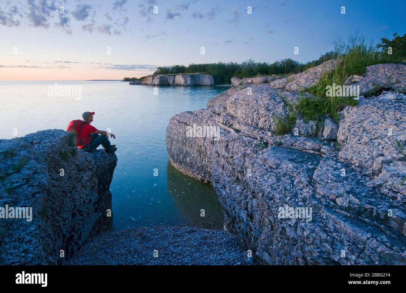 Randonneur le long des falaises de calcaire, Steep Rock, le long du lac Manitoba, Canada Banque D'Images