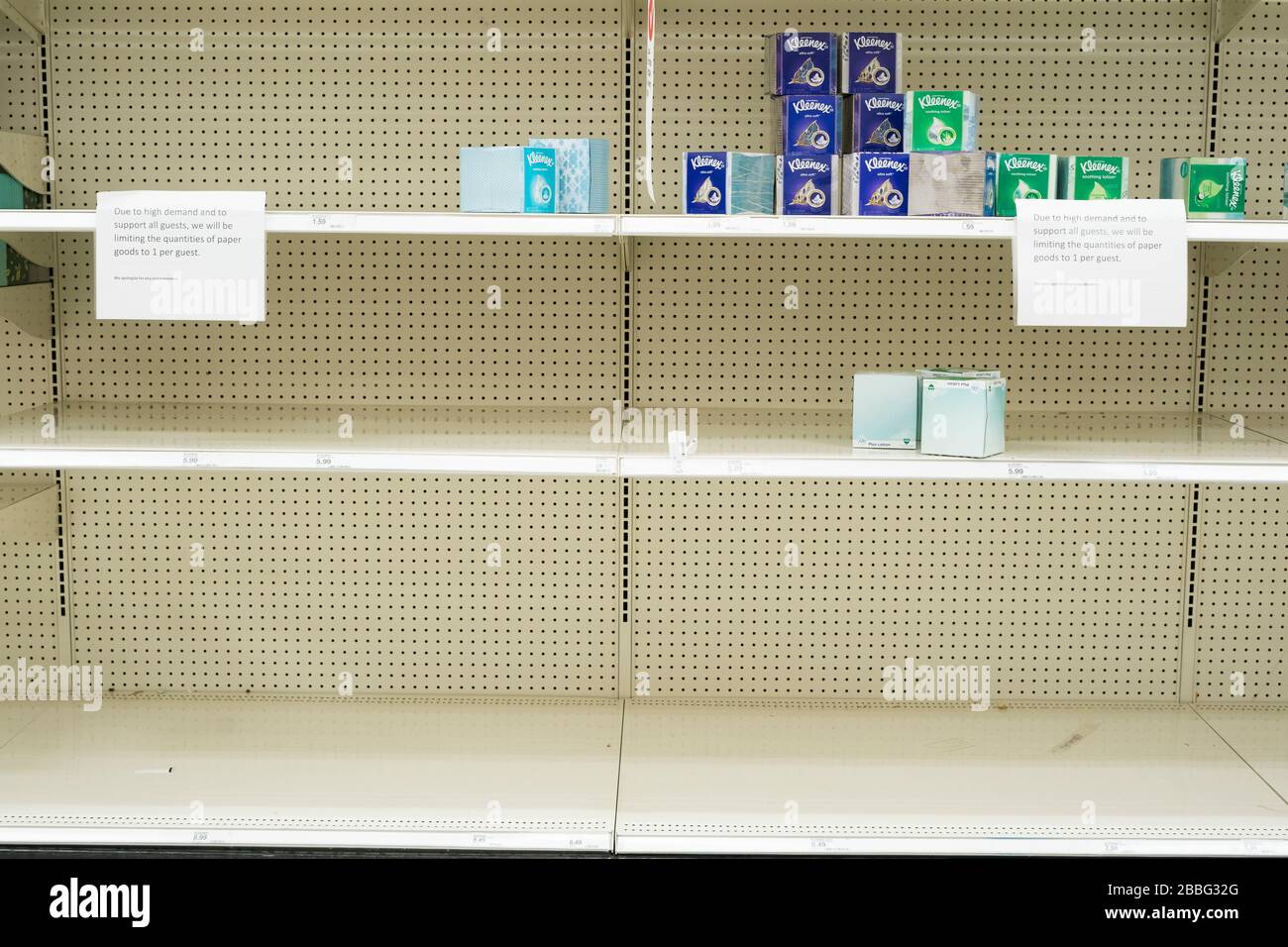 Indiana, États-Unis - 24 mars 2020: Avis sur les étagères vides dans le magasin cible limiter tous les produits en papier y compris le kleenex, les serviettes en papier et le papier toilette q Banque D'Images