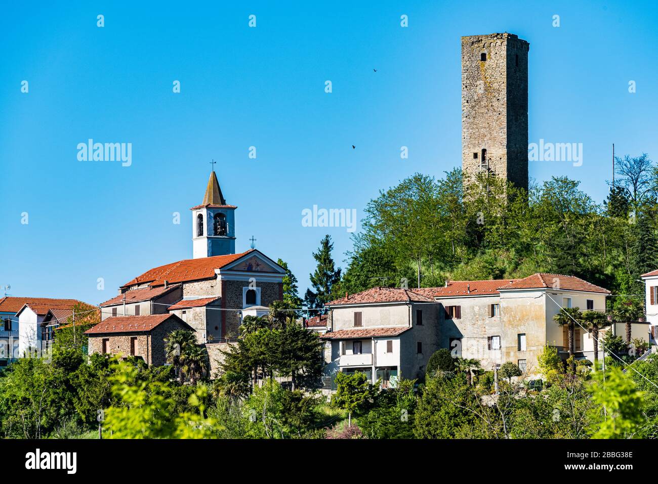 Vue sur le village de Castelletto d'Erro, près d'Acqui terme, dans le Piémont, en Italie Banque D'Images