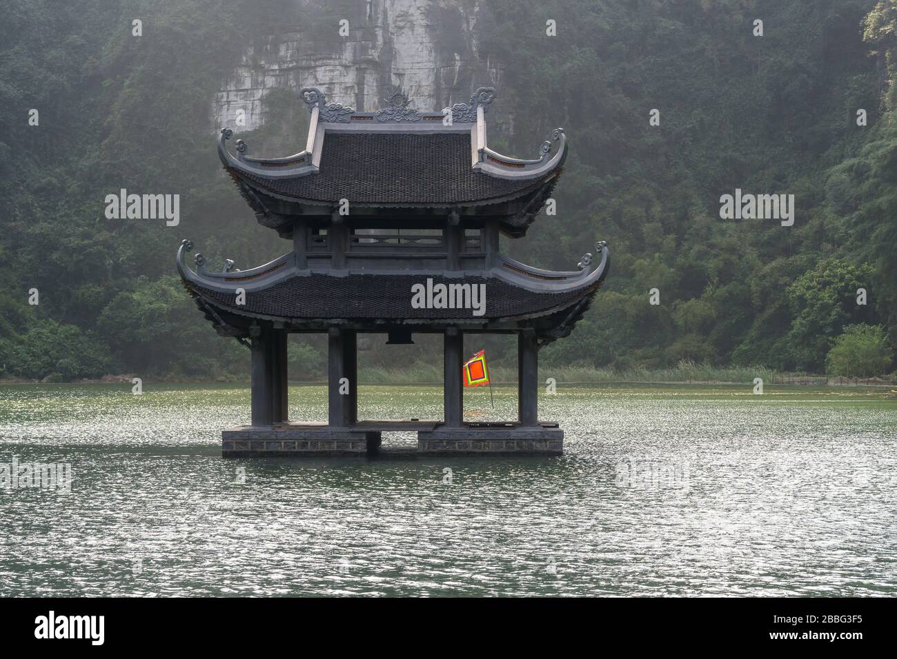 Vietnam Trang an Landscape - un temple flottant à Trang an dans le delta de la rivière Rouge dans la province de Ninh Binh au nord du Vietnam, en Asie du Sud-est. Banque D'Images