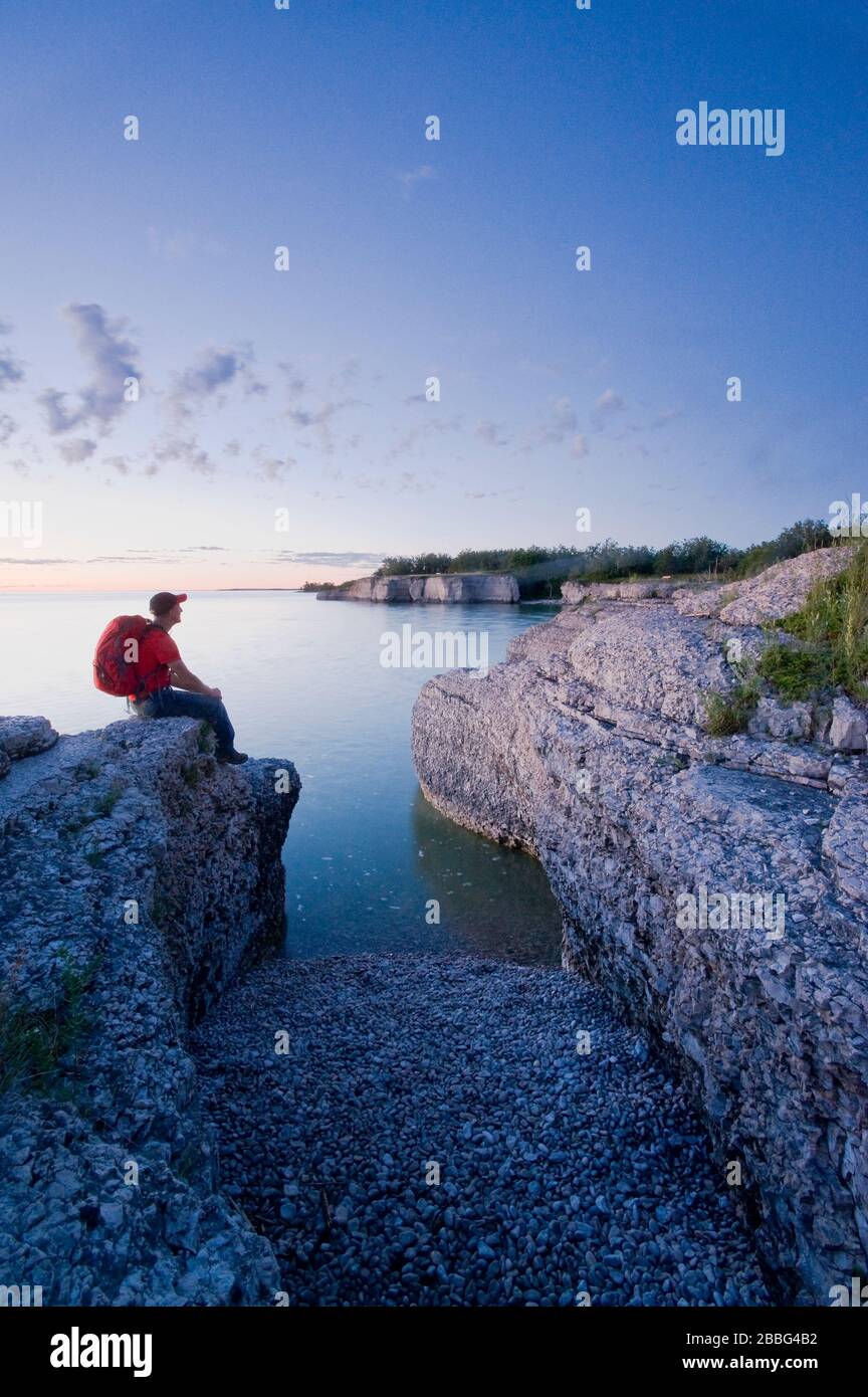 Randonneur le long des falaises de calcaire, Steep Rock, le long du lac Manitoba, Canada Banque D'Images