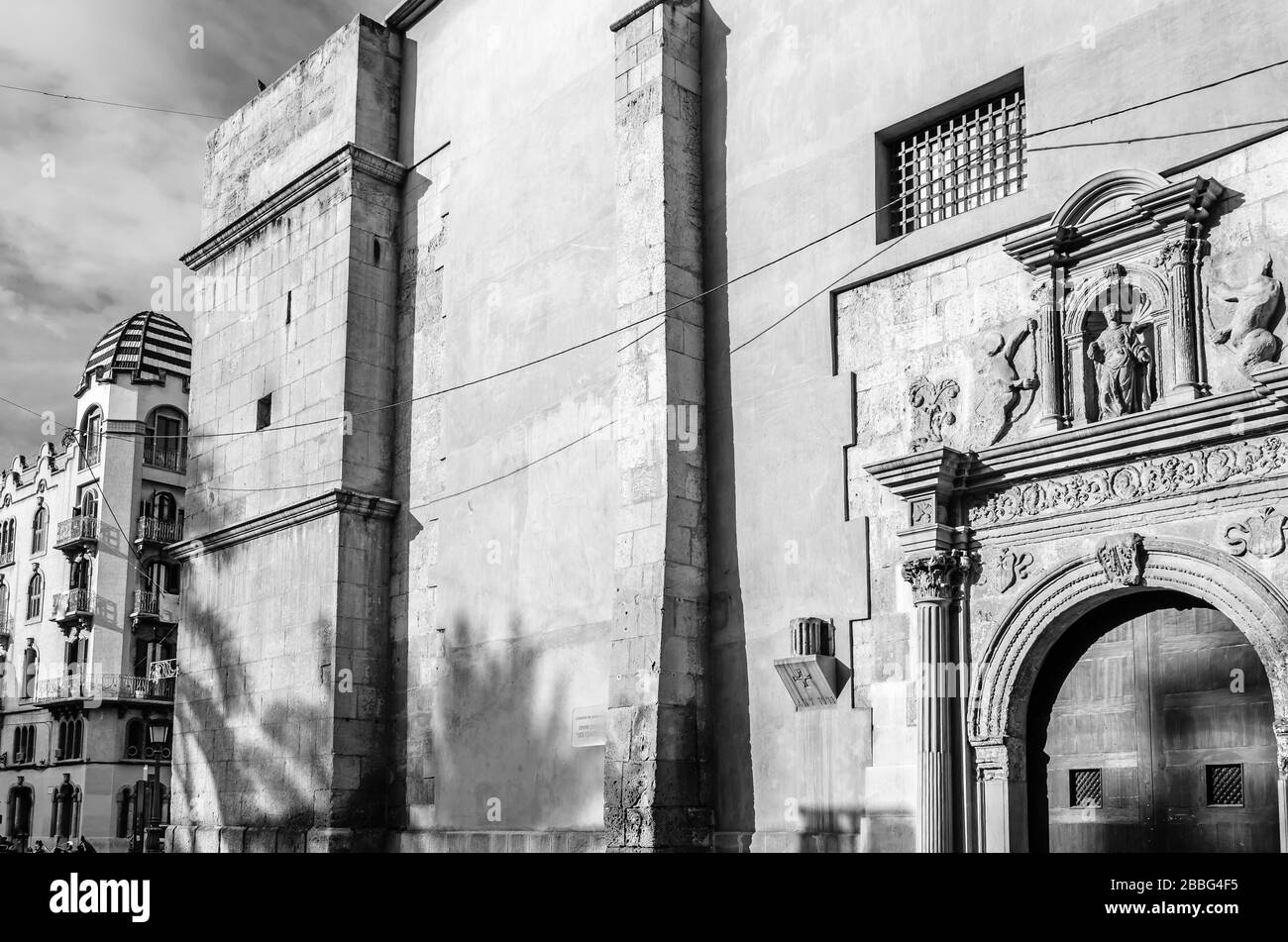 Architecture dans la ville d'Elche, province d'Alicante, Espagne; image en noir et blanc Banque D'Images