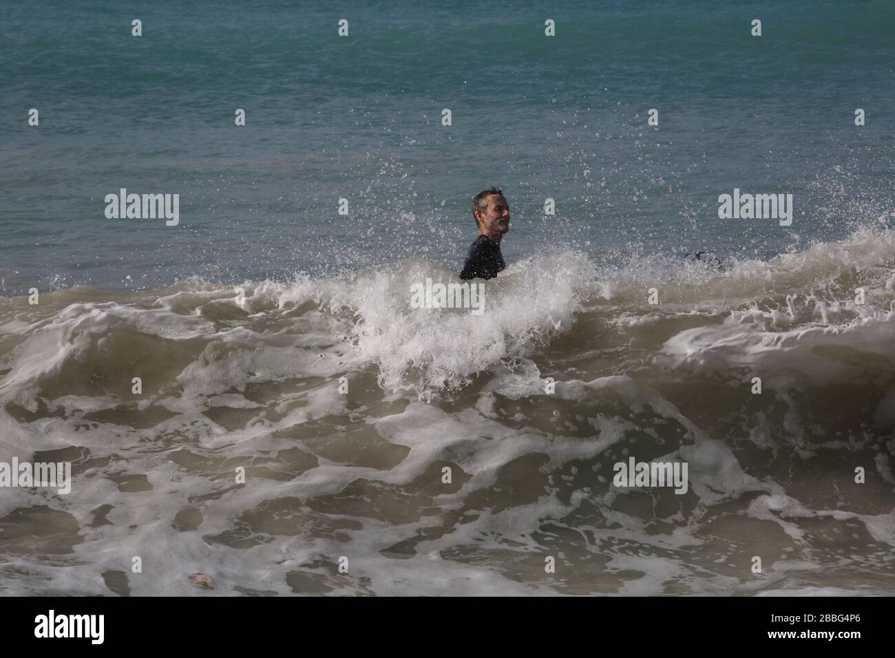 Grand Anse Beach Grenade homme nageant en mer Banque D'Images