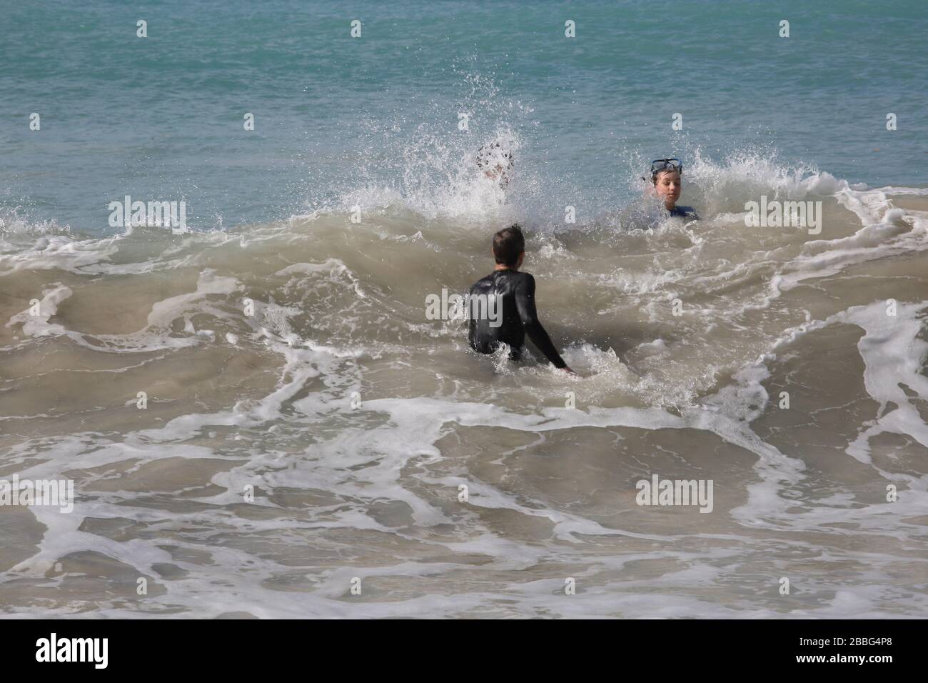 Plage de Grand Anse Grenada hommes nageant dans la mer Banque D'Images
