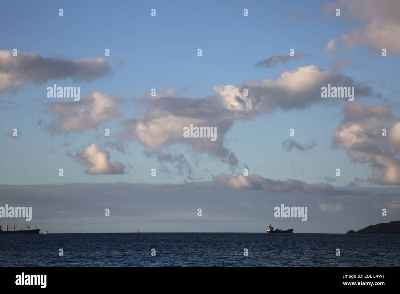 Plage de Grand Anse Grenada nuages en forme d'oiseau de Prey - Pareidolia Banque D'Images