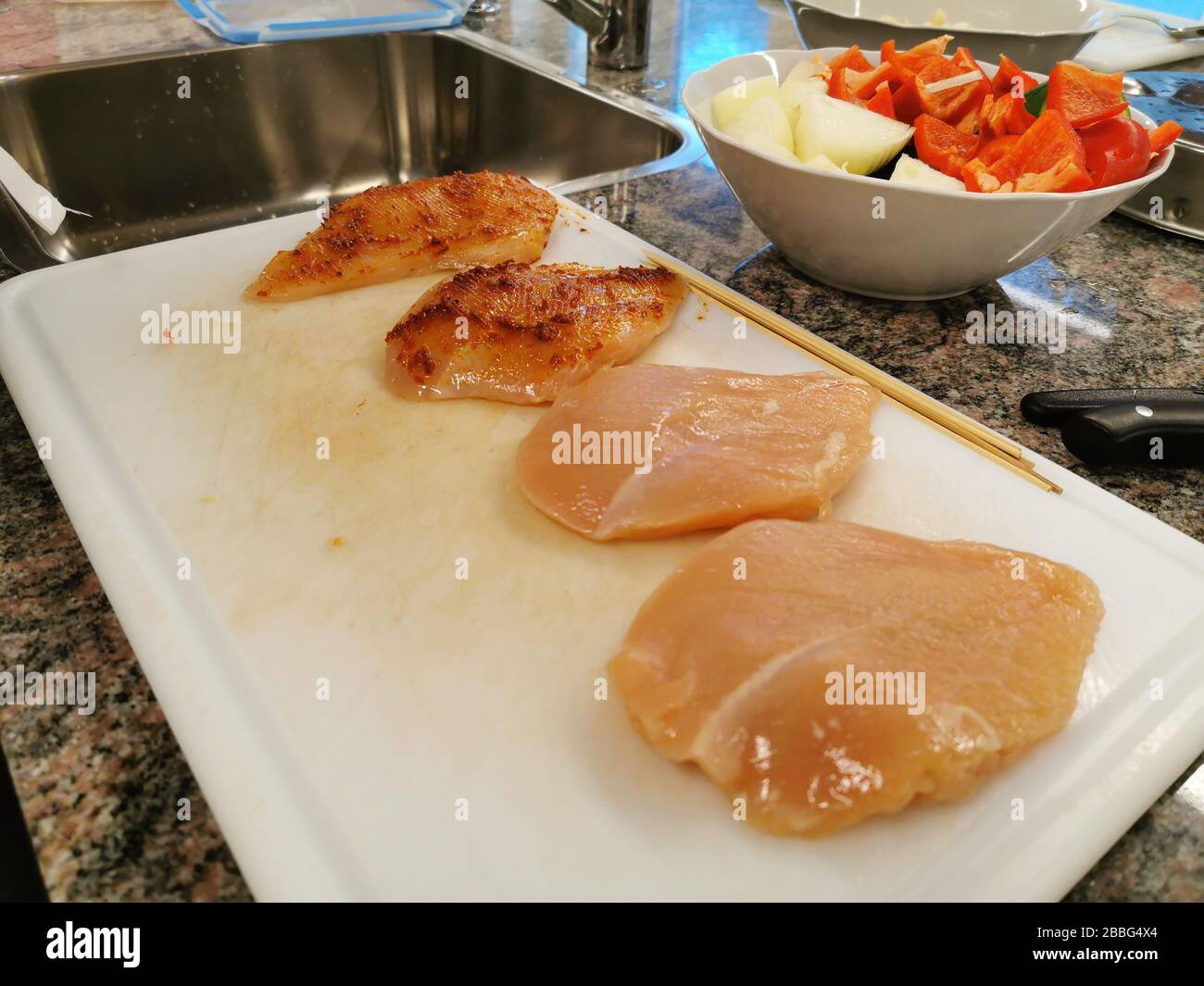Filets de poulet et légumes prêts à broder Banque D'Images