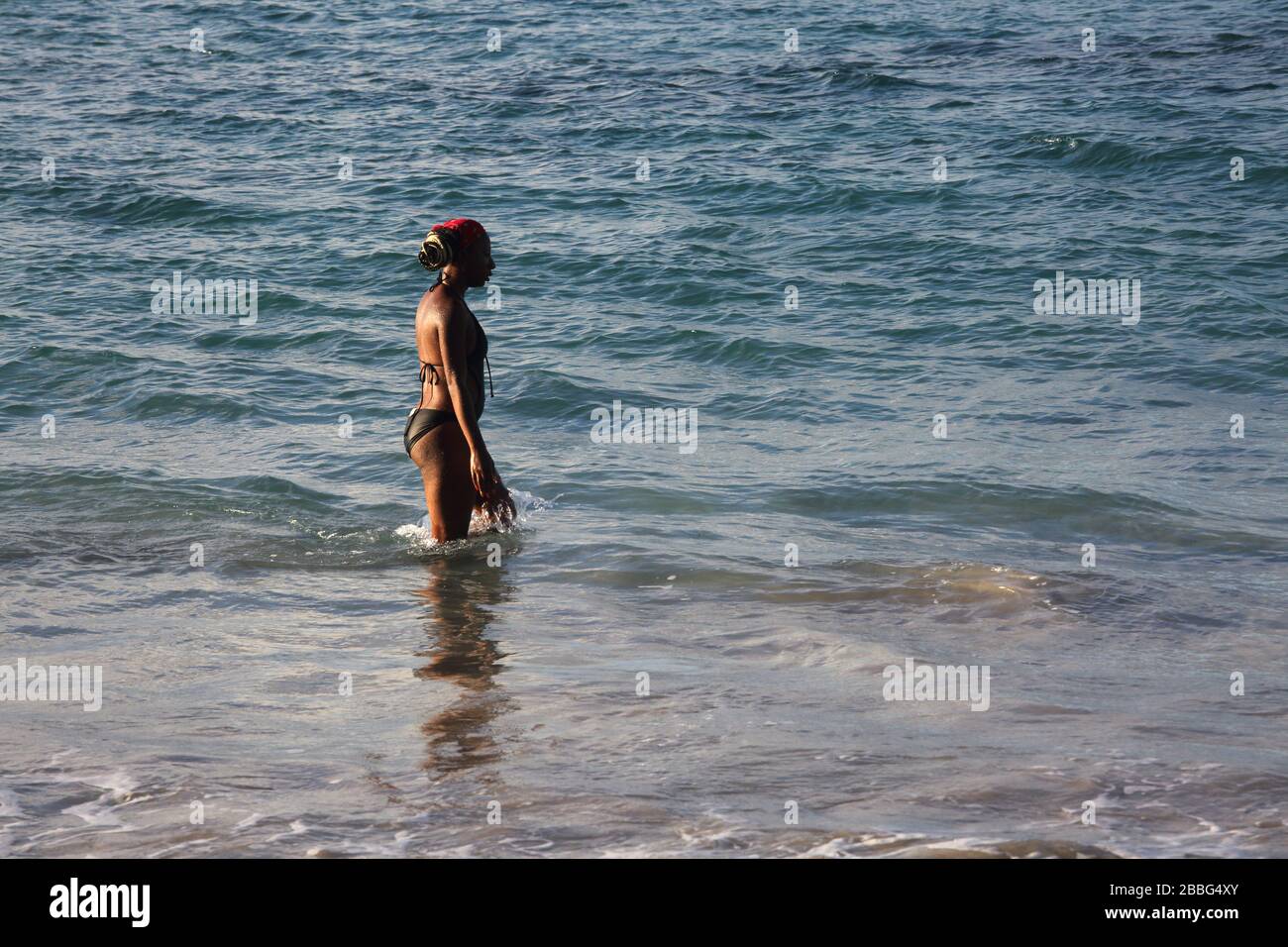 Grande Anse Beach Grenade Femme dans la mer Banque D'Images