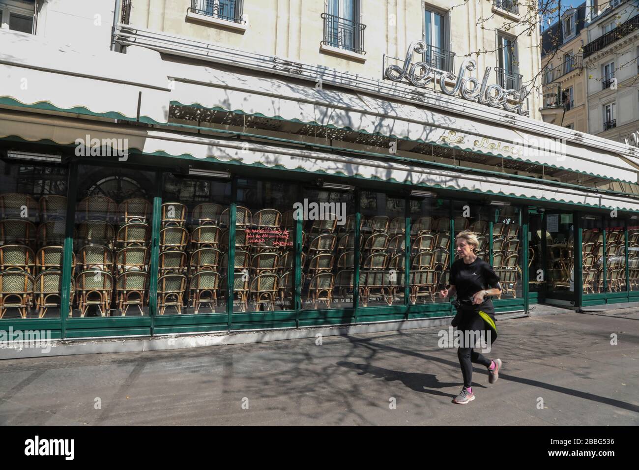 CORONAVIRUS : CAFÉS FERMÉS, FAUTEUILS CONFINÉS PARIS Banque D'Images