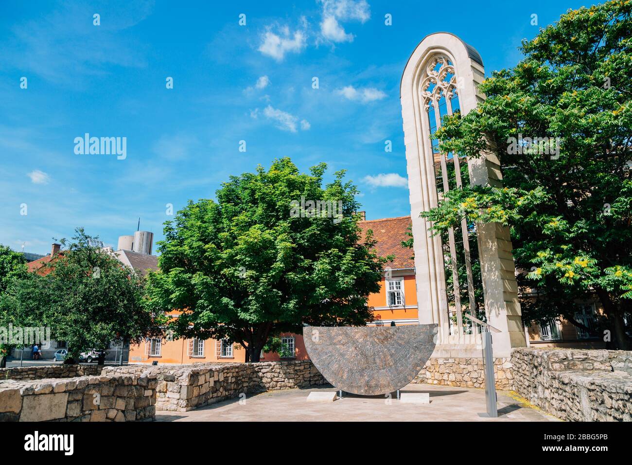 Budapest, Hongrie - 29 juin 2019 : place de l'église Sainte-Marie-Madeleine le château de Buda, quartier du Couronnement Mantle Banque D'Images