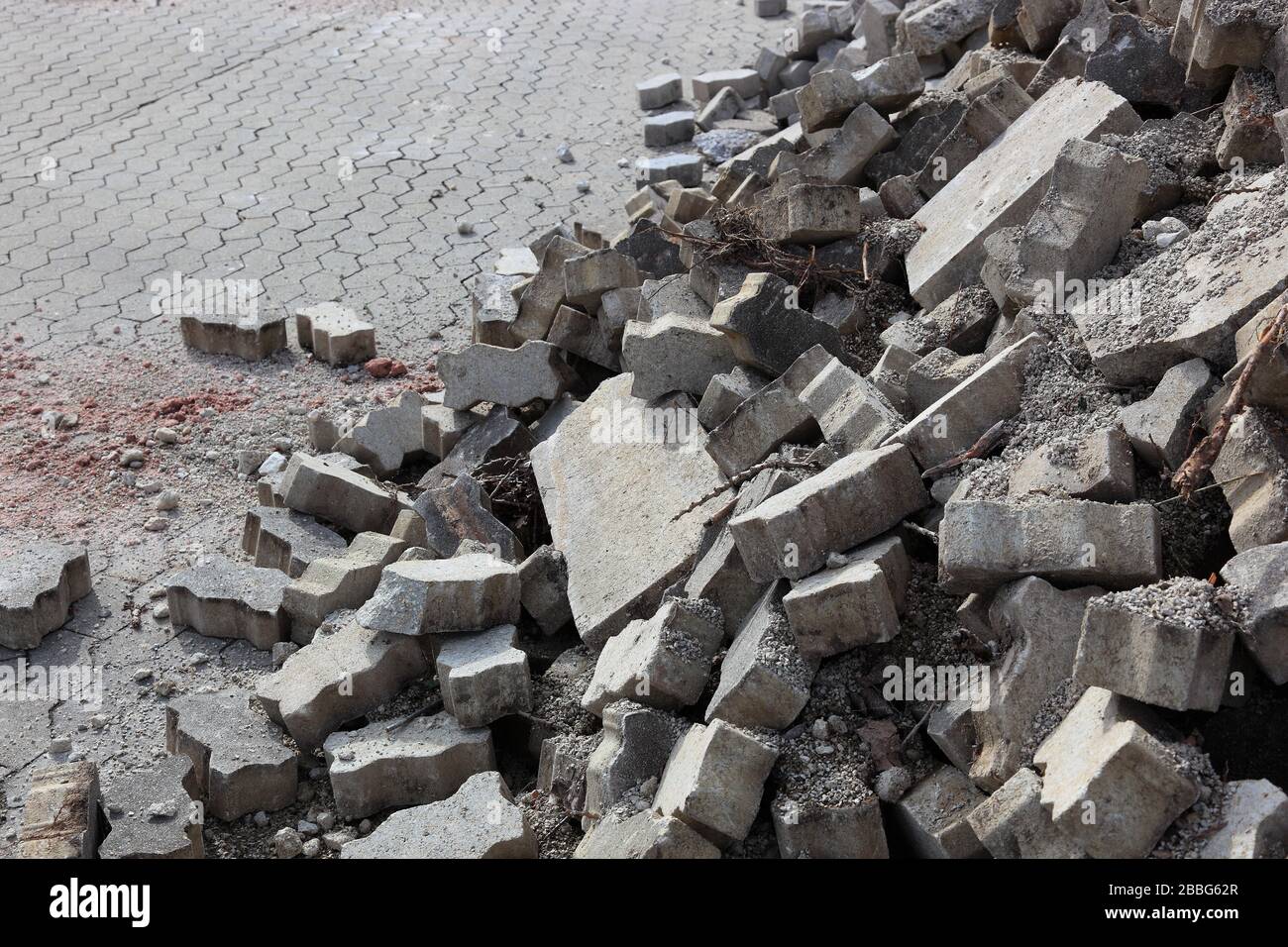 Démolition d'une ancienne zone pavée d'une terre de gaspillage industrielle, de vieilles pavés / Abriß einer alten Pflasterfläche einer Industriebrache, alte Pflaste Banque D'Images