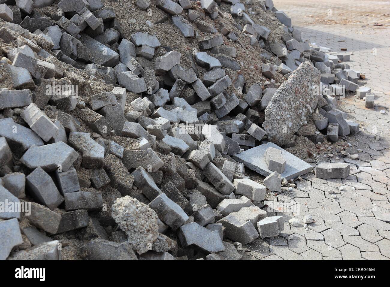 Démolition d'une ancienne zone pavée d'une terre de gaspillage industrielle, de vieilles pavés / Abriß einer alten Pflasterfläche einer Industriebrache, Pflasterstei Banque D'Images