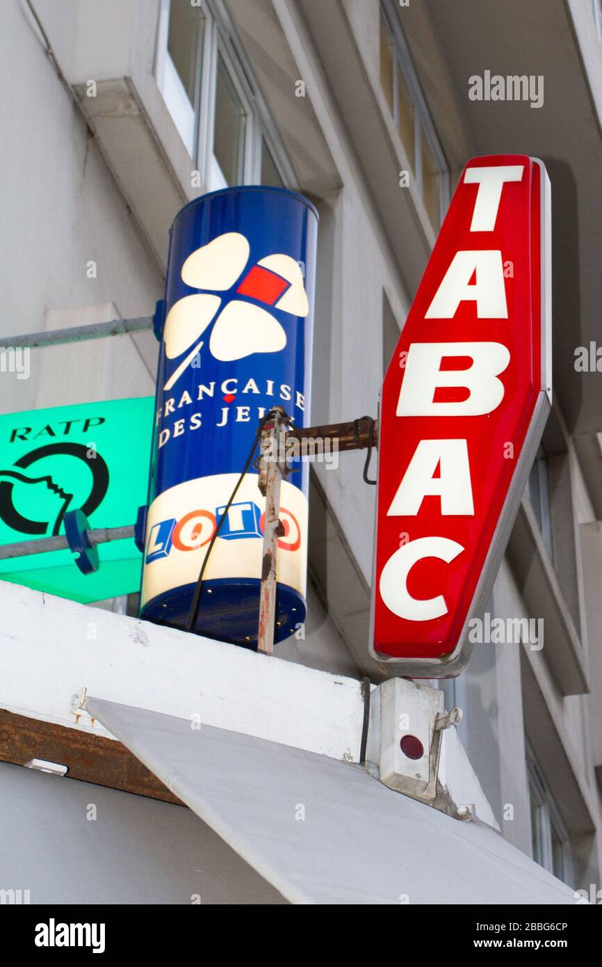 paris , seine / France - 10 23 2019 : fdj ratp tabac logo de France loterie nationale boutique de produits du tabac française Francaise des Jeux Banque D'Images