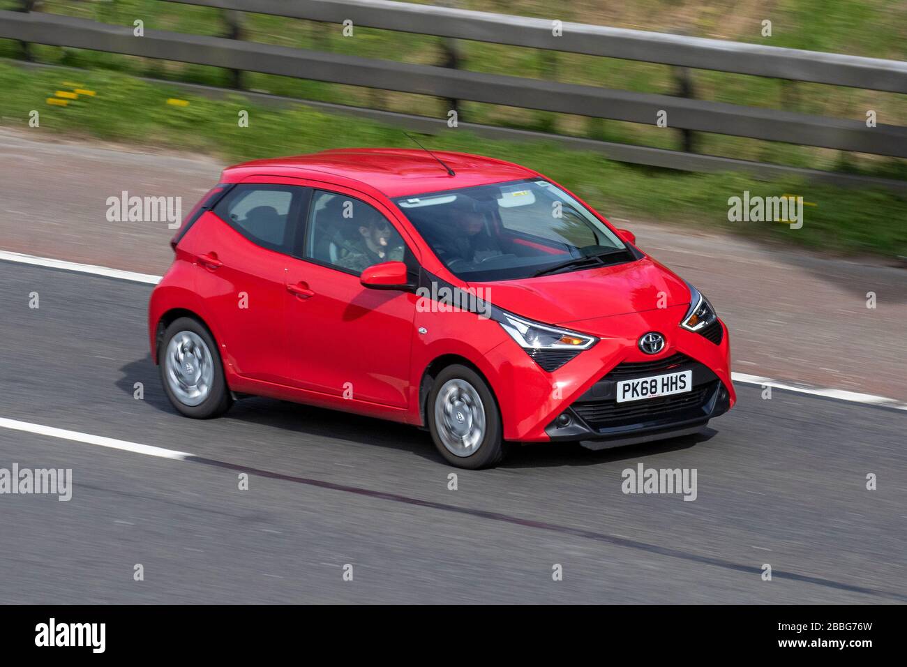 2018 rouge Toyota Aygo X-Play VVT-I; véhicules routiers, conduite de véhicules, routes, moteurs, automobile sur l'autoroute Banque D'Images