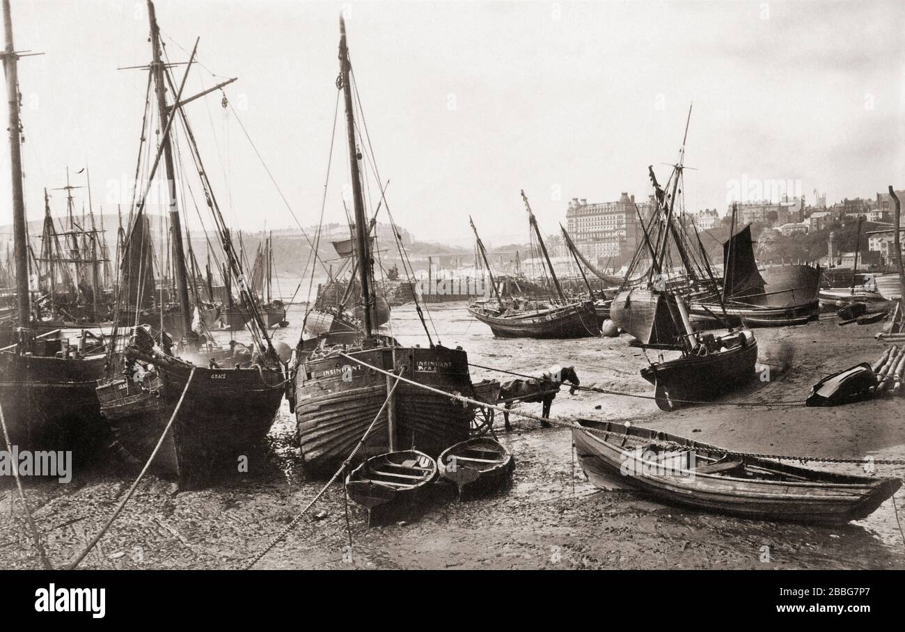 Des bateaux de pêche ont été entraînés dans le port de Scarborough, dans le Yorkshire du Nord, en Angleterre. Photographié à la fin du XIXe siècle, peut-être par le photographe anglais Francis Frith, 1822 - 1898. Banque D'Images