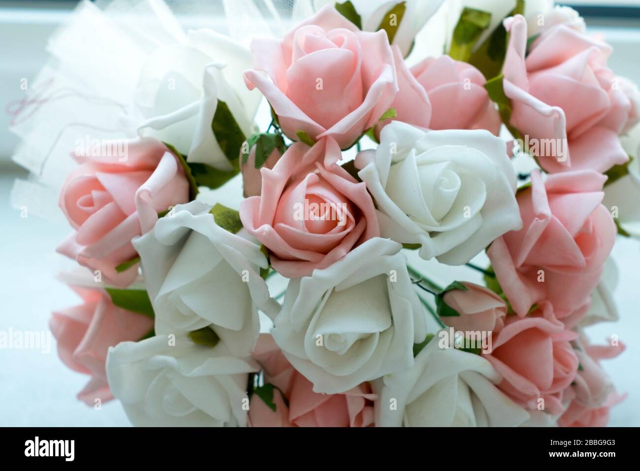 Bouquet fait à la main pour la mariée. Principalement bouquet a été créé avec des roses blanches et bleues. Les fleurs semblent parfaites. Banque D'Images