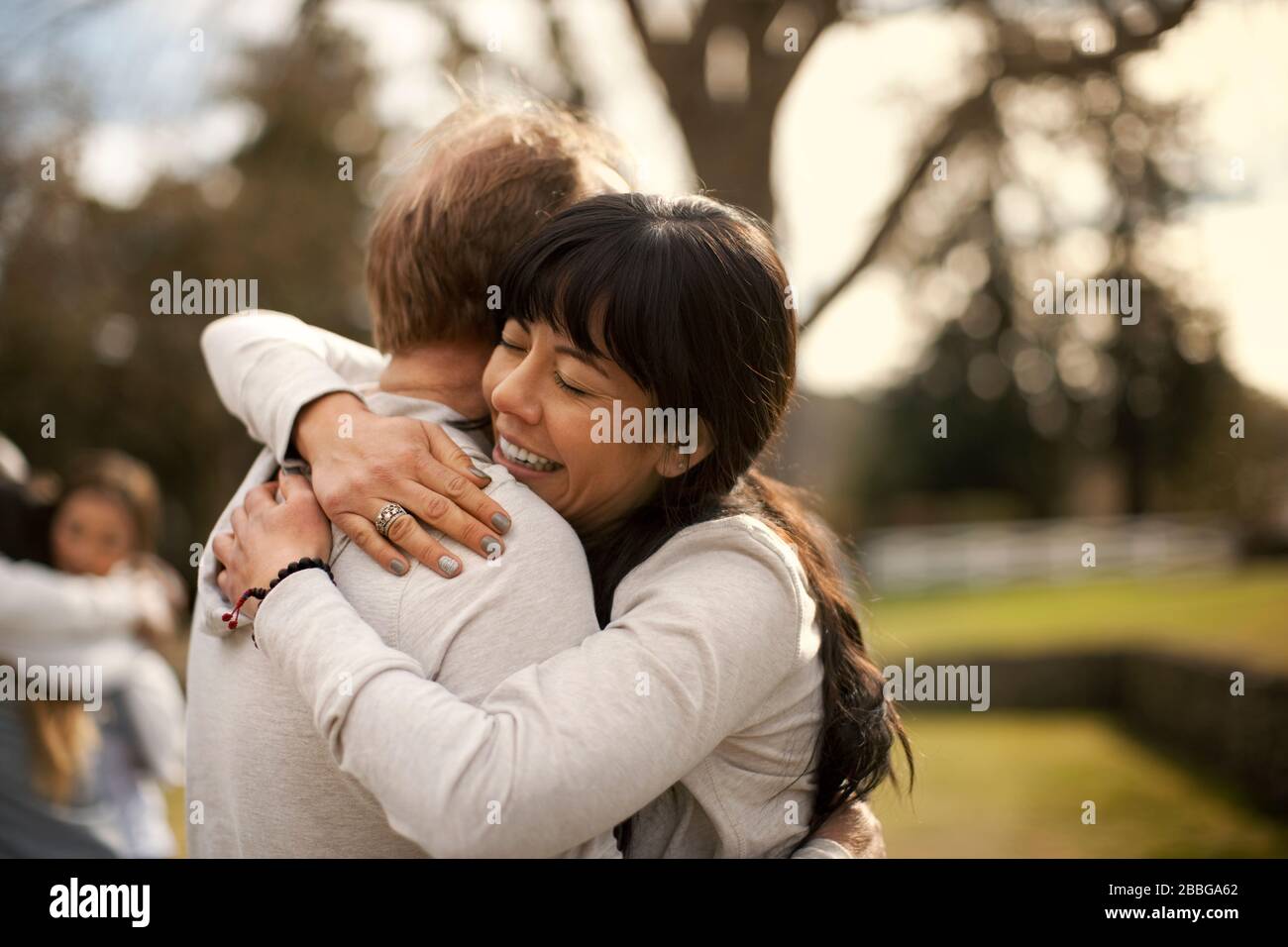 Couple adulte moyen embrassant dans un parc Banque D'Images