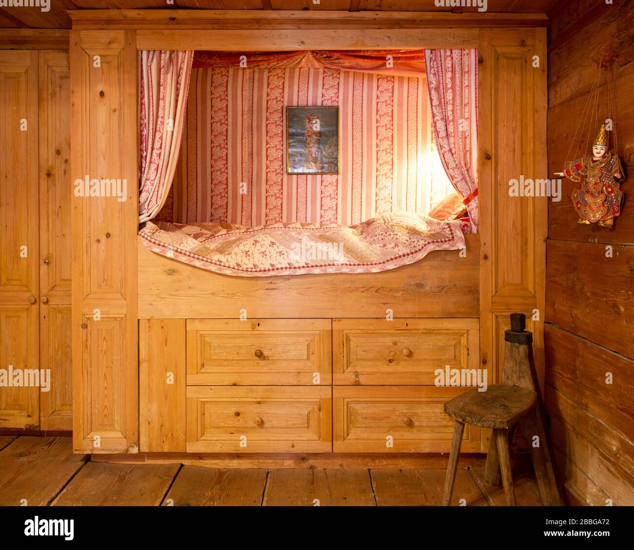 alcôve en bois avec lit, coussins et lampes Photo Stock - Alamy