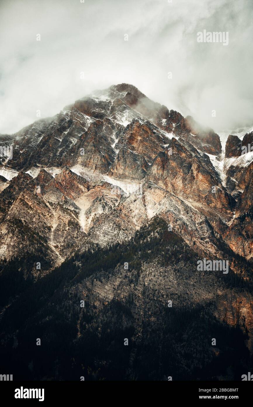 Snow Mountain vue rapprochée dans le parc national de Banff au Canada Banque D'Images