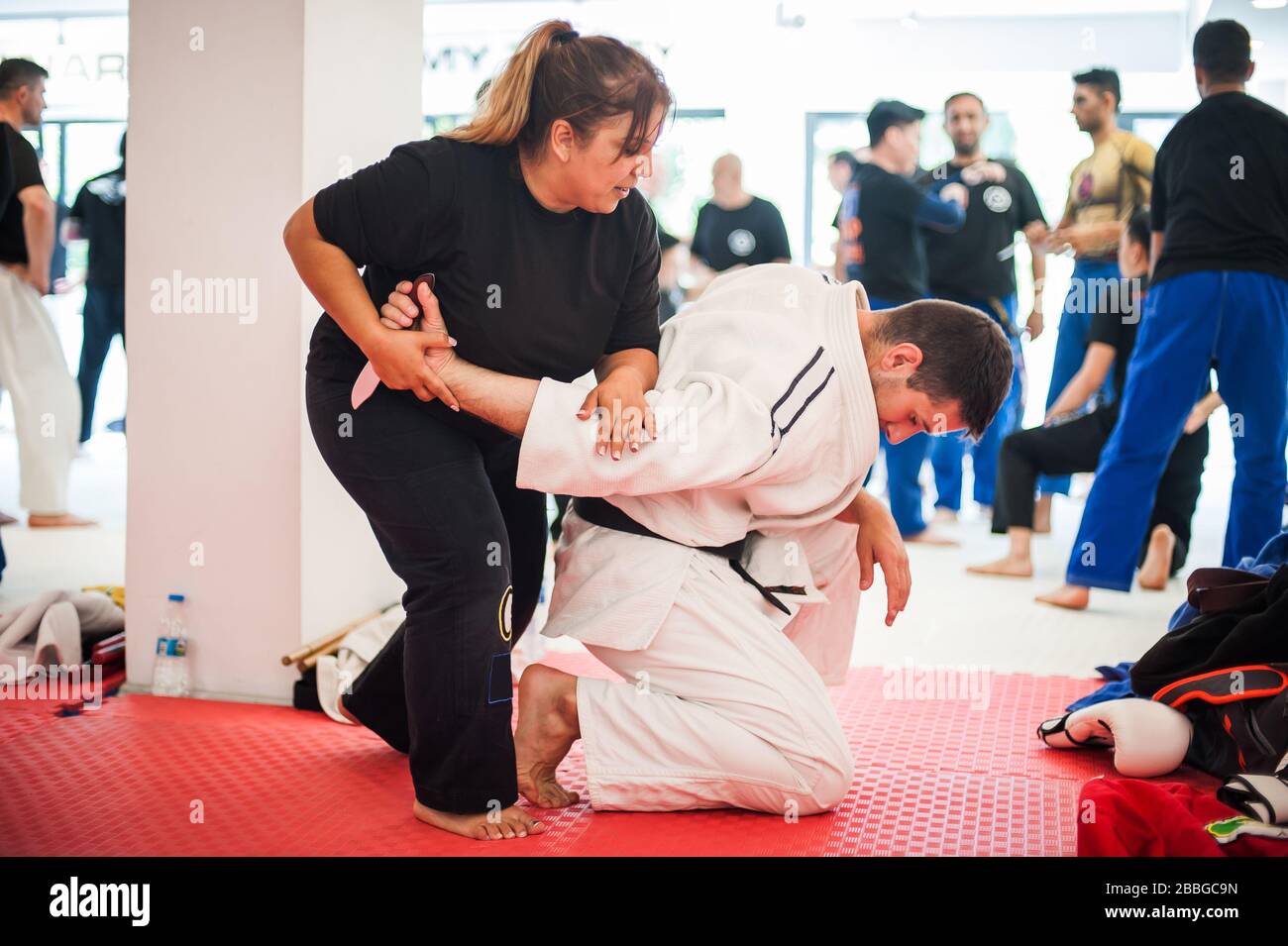 Les femmes kapap et krav maga étudiant la lame de train désarmer les techniques de verrouillage sur la femme auto-défense des arts martiaux séminaire Banque D'Images