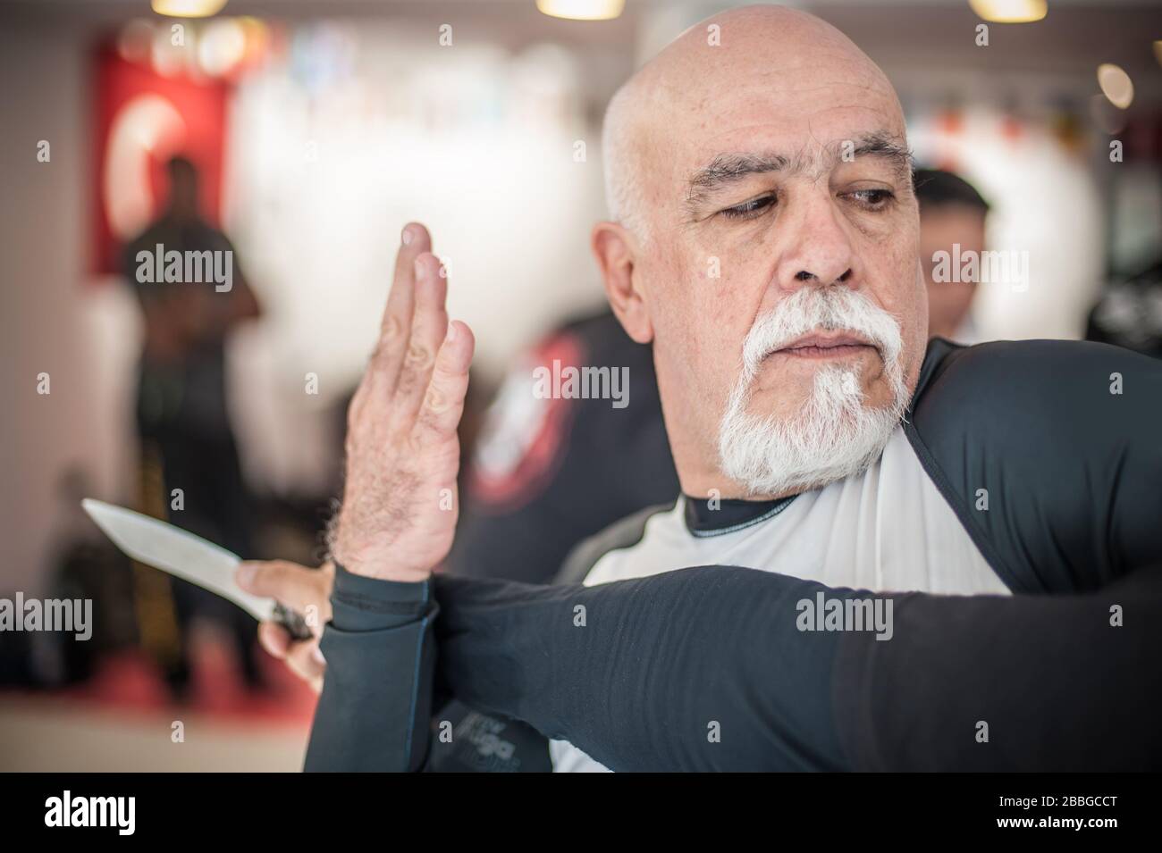 Kapap et krav maga sensei instructeur montre couteau traiter les techniques de combat d'auto-défense Banque D'Images