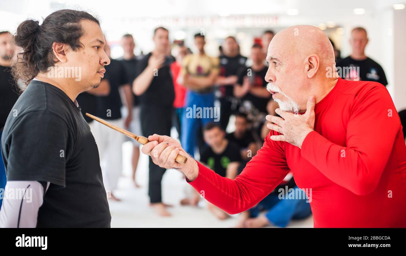 Kapap et krav maga sensei instructeur montre des techniques de couteau de combat devant un grand groupe de ses étudiants en arts martiaux Banque D'Images