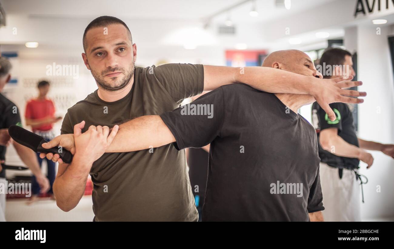 Deux élèves de kapap et de krav maga forment des techniques de désarmement de couteau sur le séminaire sur les arts martiaux Banque D'Images