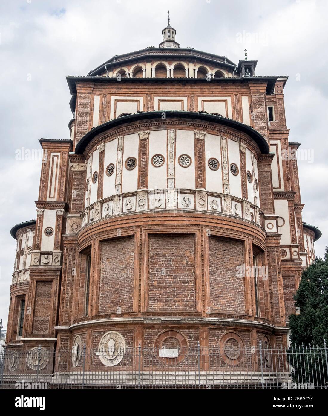 l'un des endroits les plus célèbres autour du mot. Cathédrale du Duomo à Milan. Des millions de touristes viennent à Milan pour voir le Duomo. Banque D'Images