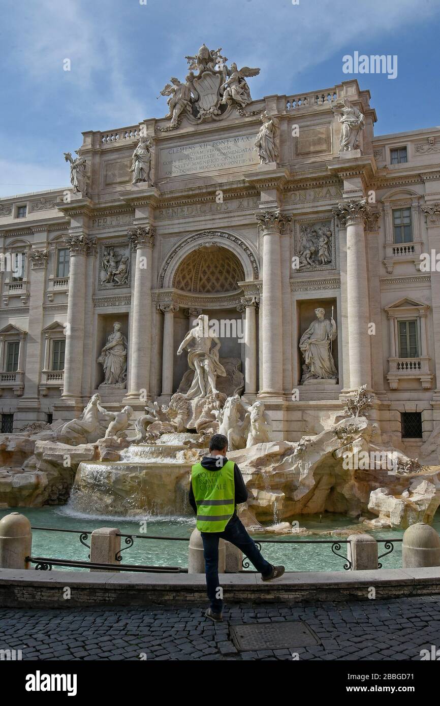 Italie, Rome, 30 mars 2020. Des soldats, des policiers et des gardes de la circulation patrouillent sur une place vide de la fontaine de Trevi pendant le verrouillage du coronavirus en Italie photo Banque D'Images