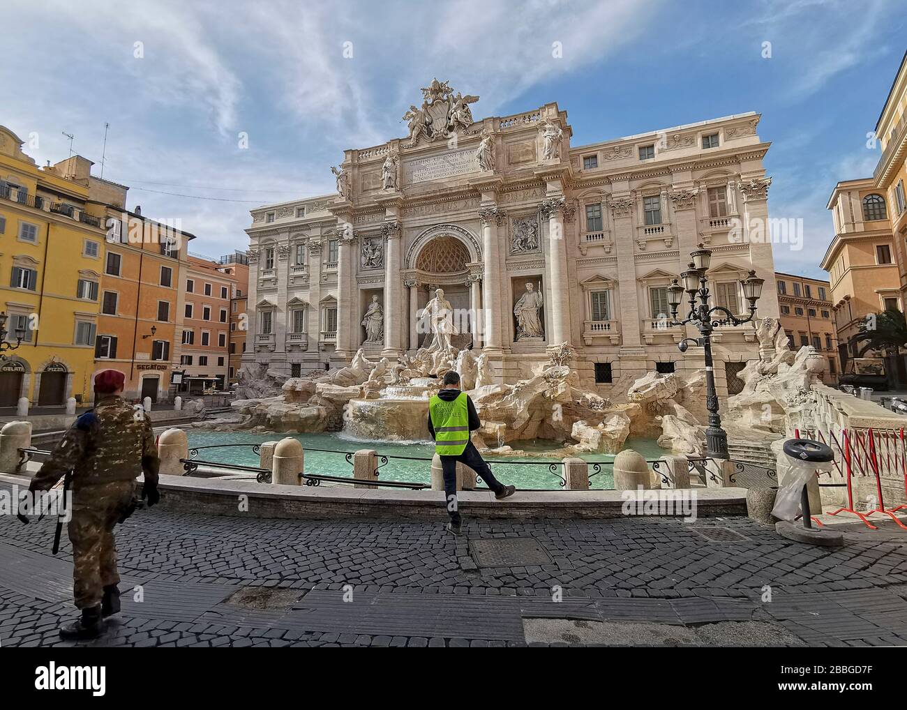 Italie, Rome, 30 mars 2020. Des soldats, des policiers et des gardes de la circulation patrouillent sur une place vide de la fontaine de Trevi pendant le verrouillage du coronavirus en Italie photo Banque D'Images
