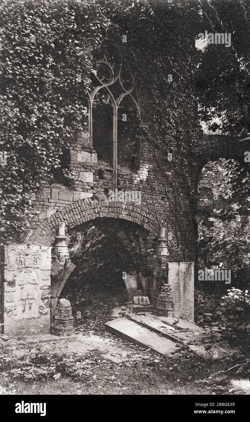 Carte postale ancienne d'environ 1910-1930 montrant de vieilles ruines surcultivées dans le parc qui appartient au château de la Closière à la Louvière, Belgique Banque D'Images