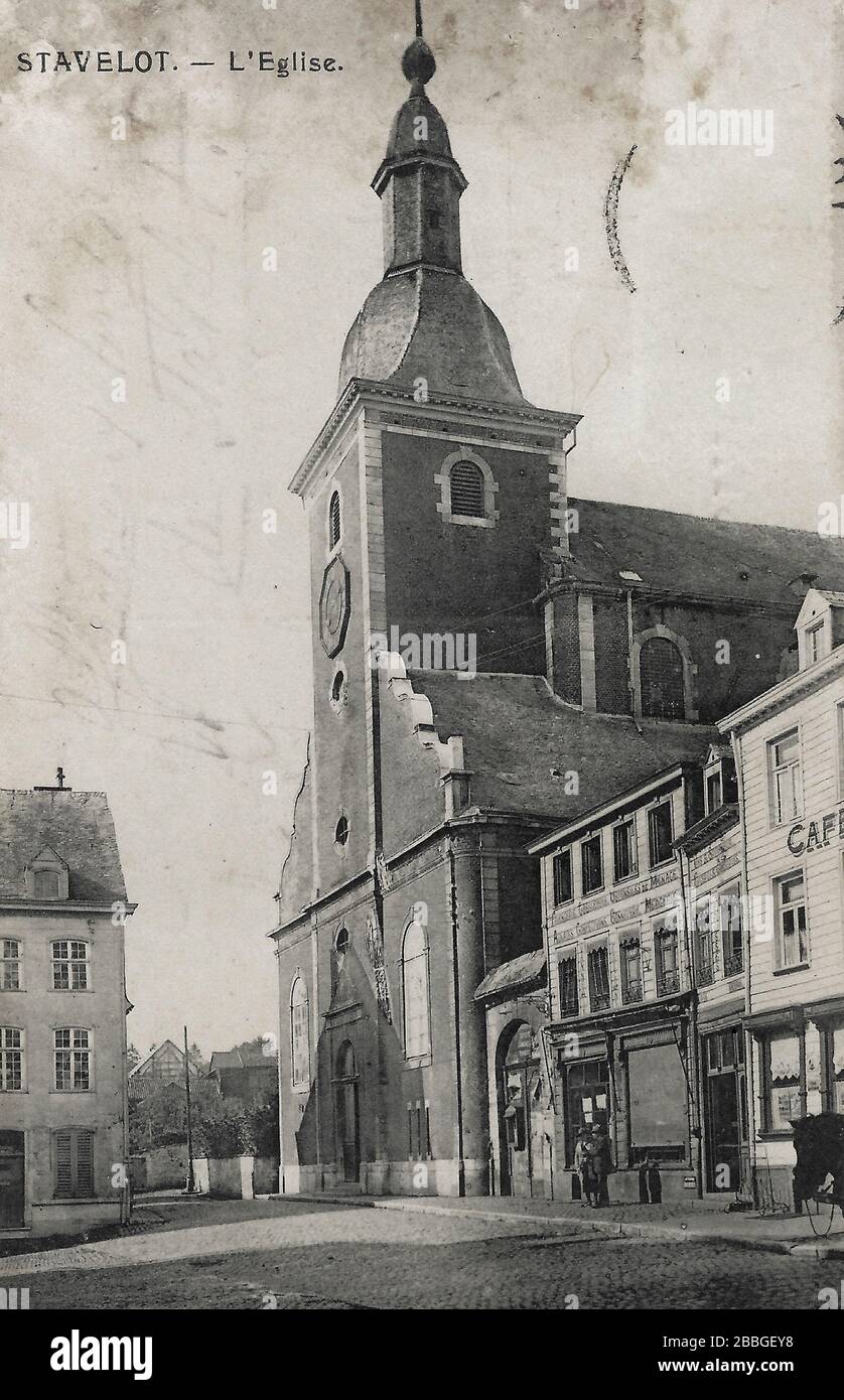 Carte postale ancienne datant de 1910-1930 de l'église du village de Stavelot. Stavelot est une municipalité de la région des Ardennes du sud de la Belgique Banque D'Images