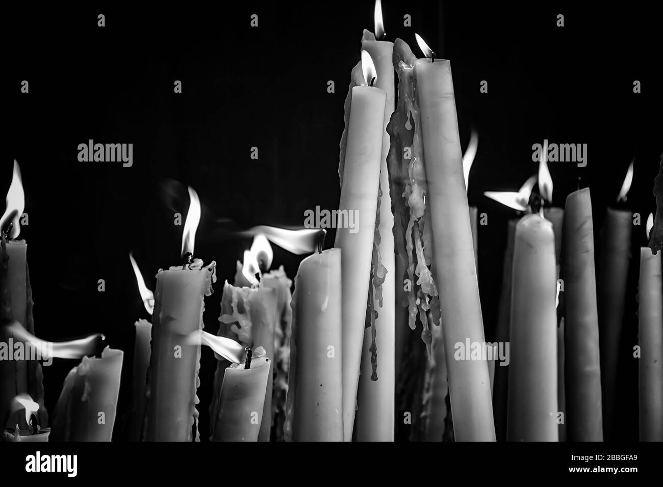 Des bougies allumées dans la chapelle de Lourdes, symboles religieux et le terrorisme Banque D'Images