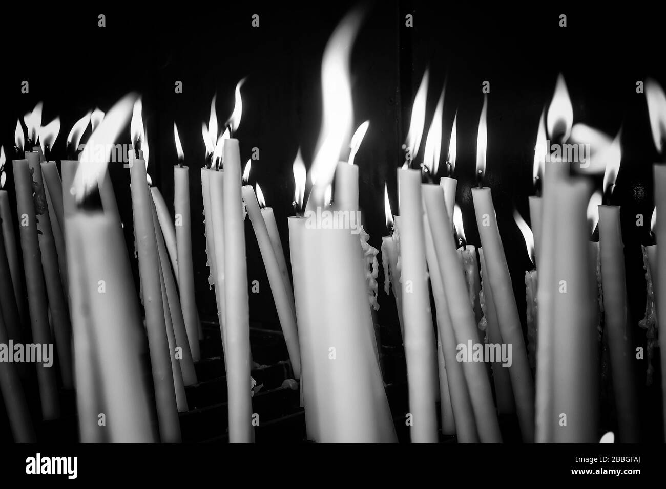 Des bougies allumées dans la chapelle de Lourdes, symboles religieux et le terrorisme Banque D'Images
