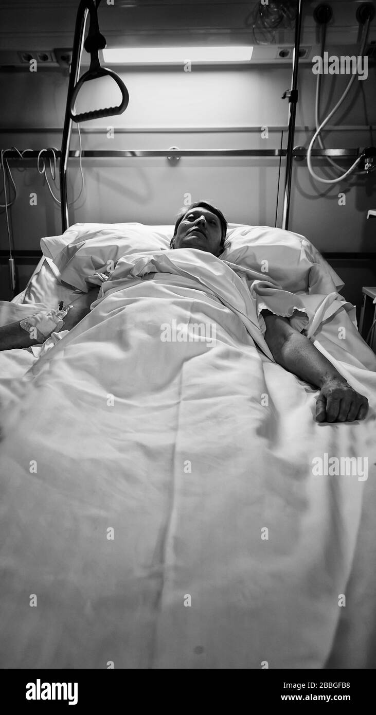 Femme malade posée dans un lit d'hôpital, virus et maladie Banque D'Images